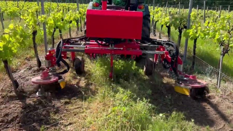 Boisselet inter-row tools working in a vineyard